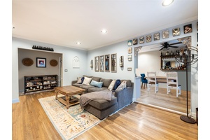 Bright and Sunny two bedroom apartment in Tuscany Court.
