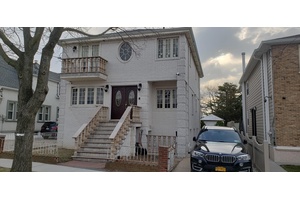 CUSTOM BUILT HOME, This gorgeous 2 FAMILY home in Wakefield sits on 40 x 130 FT.
