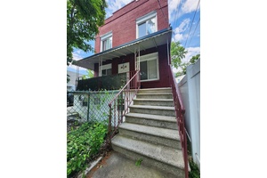 RARE INVESTMENT OPPORTUNITY IS AVAILABLE IN THROGS NECK 4 UNITS Multi Family Building with 4 apartments and duplex with 1 Bedroom Apartment at the lower level AND EXTRA 1 BED ...