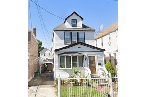 Welcome to this charming home located in the desirable Queens 29 school district !