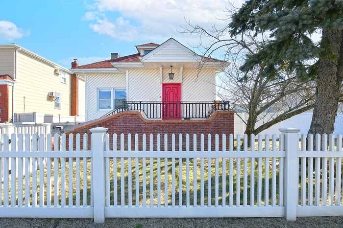 View of front of house featuring a fenced front yard and a front yard