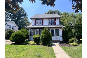 Welcome to this charming single family home in a prime location !