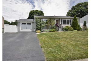 Welcome to this beautifully maintained 3 bedroom, 1.