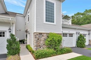 FANTASTIC 2 BEDROOM 2 FULL BATH IN THE MANORS.