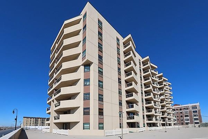 View of apartment building / complex
