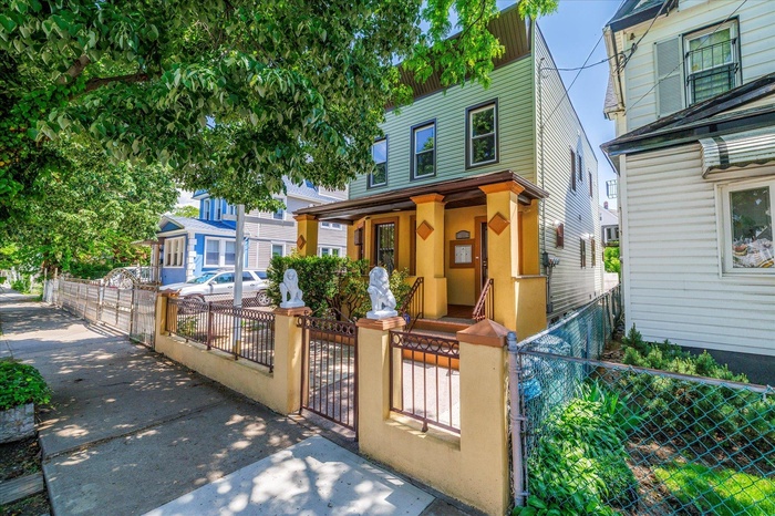 Townhome / multi-family property featuring a gate and a fenced front yard