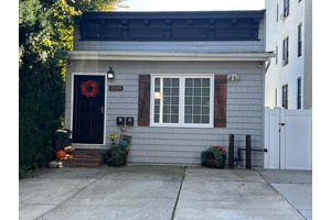 Stylish Living in the Heart of Astoria !