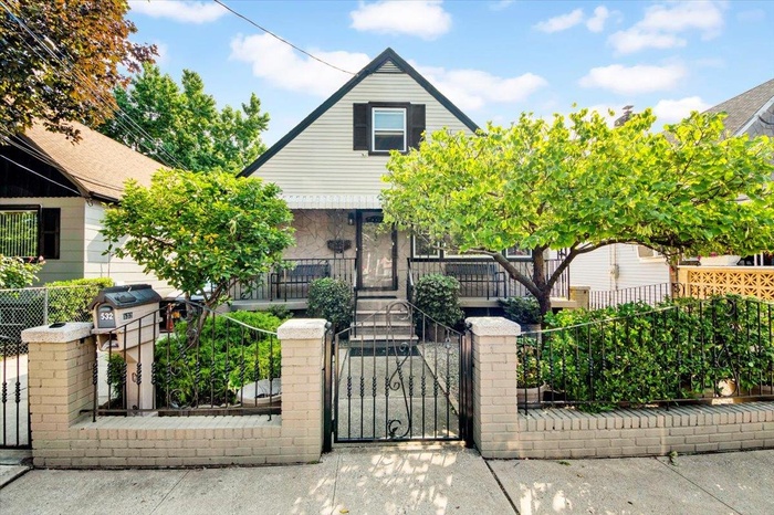Welcome to 532 Saint Lawrence ave.