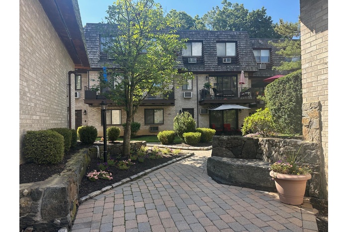 Welcome to Scarsdale Meadows, a lovely garden-style condo apartment complex in the award-winning Edgemont School District.