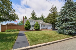 Nestled on the west side of town, this Beautiful 3 bedroom front to back split features a huge eat in kitchen, an oversized Living room, huge lower level family room, ...