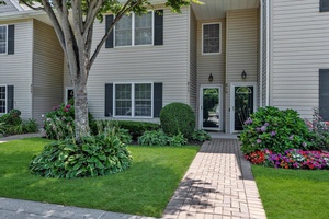 Welcome To Country Club Living in this desirable, 1st Floor Caspian model In Prestigious The Greens at Half Hollow !
