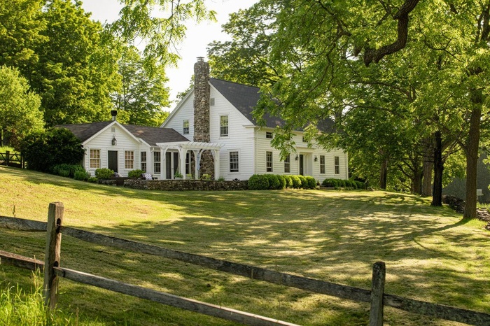 View of front of home with a pergola, a front lawn, and a shingled roof