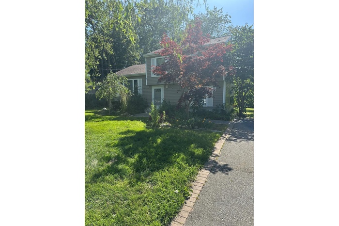 View of front facade with a front yard