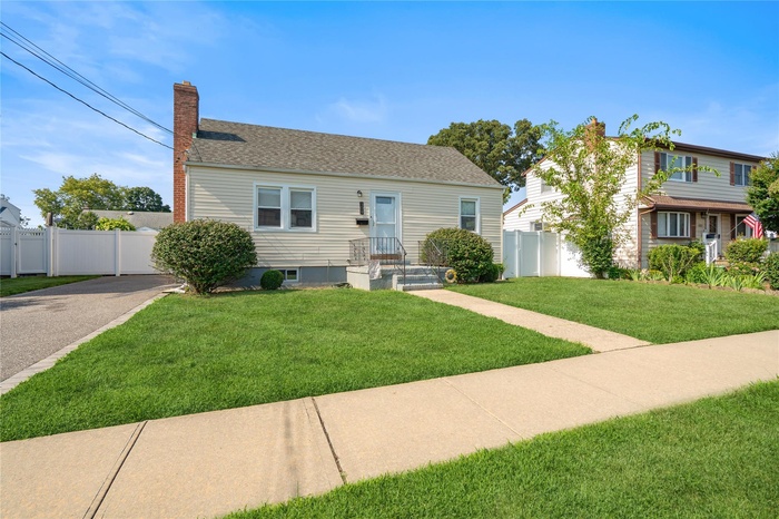 Charming Home fully fenced with long driveway.