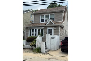 1 family Colonial home located in the gateway of Long Island.