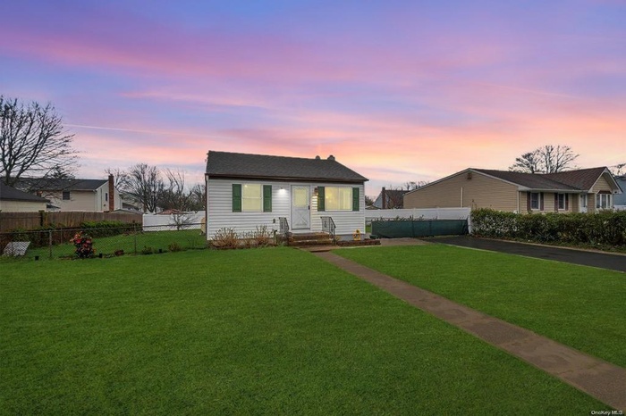 Bungalow-style house with driveway