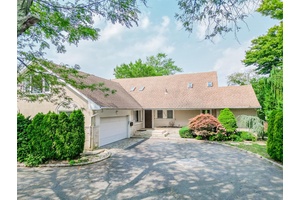 Welcome to your dream waterfront retreat !