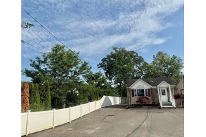 GREAT LOCATION HIGH TRAFFIC AREA NEXT TO 7 11.