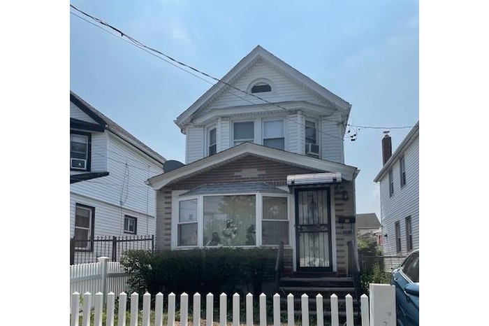 View of front facade featuring a fenced front yard