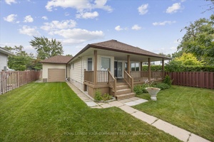 Year Round Beachside Bungalow with Stunning Lake Simcoe Views !