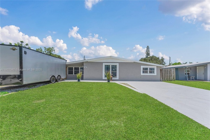Updated Single-family home in the center of Hollywood