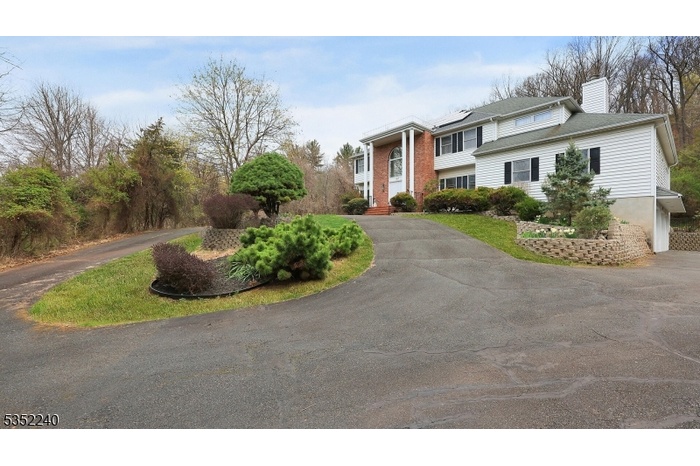 CIRCULAR DRIVEWAY