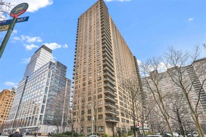 Welcome to 17K, a bright and charming studio apartment located in the prestigious Lincoln Towers at 180 West End Avenue on Manhattan s coveted Upper West Side.