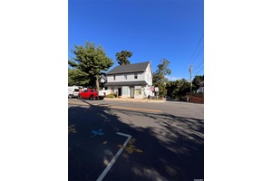 Welcome to this promising opportunity in the heart of Great Neck !