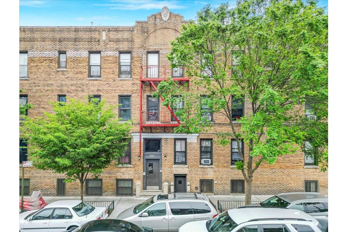 View of apartment building / complex
