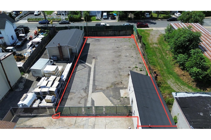 8500 sq. ft. of yard space