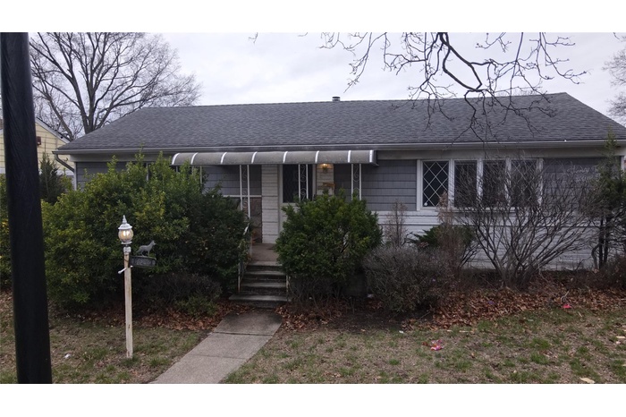 View of front facade with a shingled roof