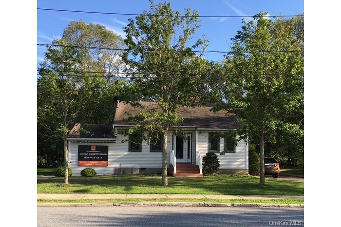 View of front facade featuring a front yard