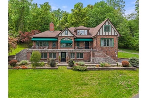 Nestled on 4. 4 serene, wooded acres in Upper Grandview, New York, this distinguished 1920s Tudor blends rich history with modern comfort.