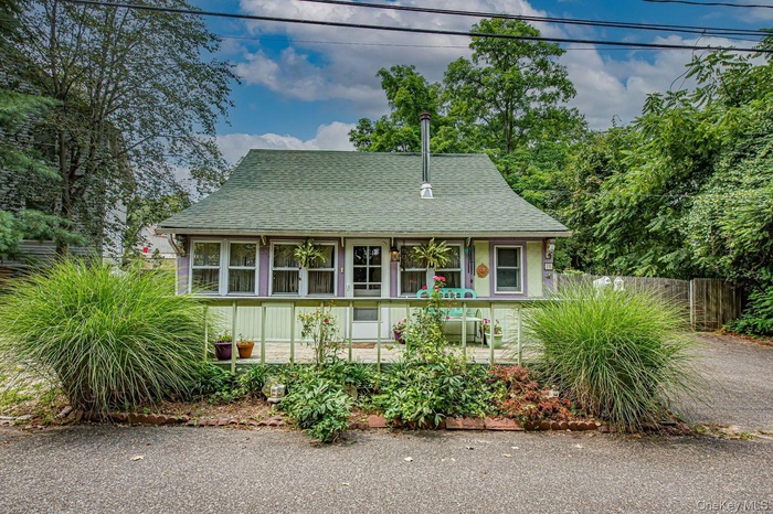 75 Upper Dock Road! Welcome Home