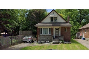 Absolutely stunning detached house at a quiet street across the west gate of the campus !
