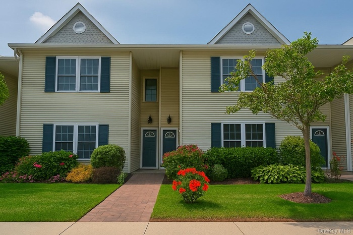 View of front of home featuring a front yard