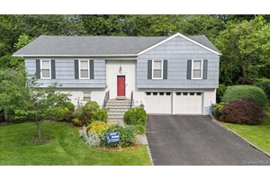 Sun Filled Edgemont Home on a Level Lot !