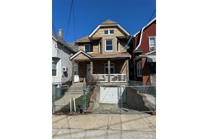 Great location, close to public transportation including J and A trains.