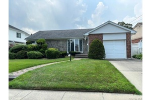 JUST LISTED ! ! COZY AND WELL MAINTAINED RANCH IN THE RATH PARK SECTION OF FRANKLIN SQUARE SD 17.
