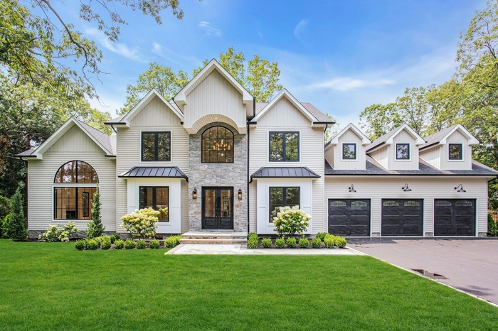 Welcome to 115 Weeks Drive in Dix Hills.