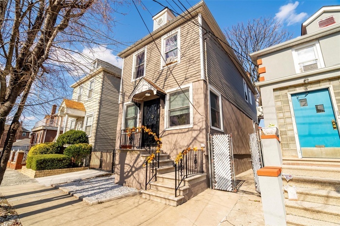 View of american foursquare style home