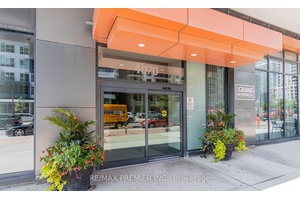 Luxurious amp ; Elegant Sun Drenched 990 Sq Ft Interior Space 2 Bed 2 Bath apartment located at prestigious grand residences building atparkside village.