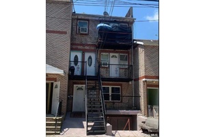 Legal 3 Dwelling Brick House In Good Location In Heart Of Richmond Hill.