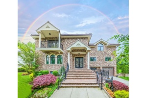 Experience Luxury living in this impressive single family home offers 6 bedrooms, 4 full baths and 1 half bathroom, It feature hardwood floor throughout and a high end kitchen appliances.