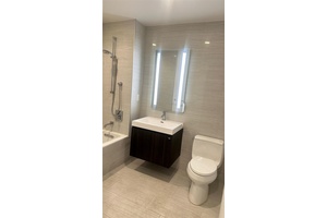 Prime Location Situated in the heart of Downtown Flushing, this condo offers unbeatable convenience.