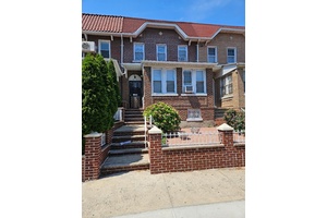Charming Duplex in the Heart of East Elmhurst Come see this beautiful duplex located in the vibrant heart of East Elmhurst !