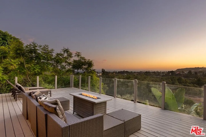 Balcony overlooking Serra Retr