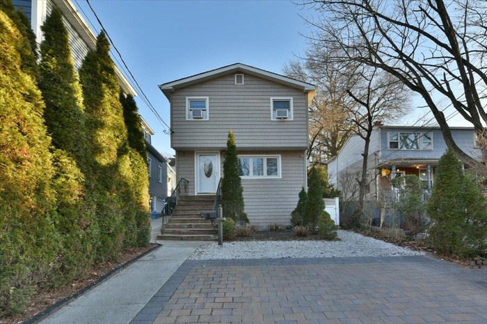 View of front of home with entry steps