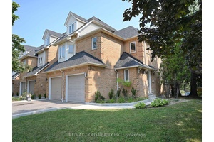 Exceptional Corner Unit in Prime Mississauga Location !