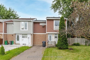 Beautiful Freehold End Unit Townhouse Huge Corner Lot Central Park, Brampton This rarely available end unit freehold townhouse is located in Bramptons family friendly Central Park neighborhood.